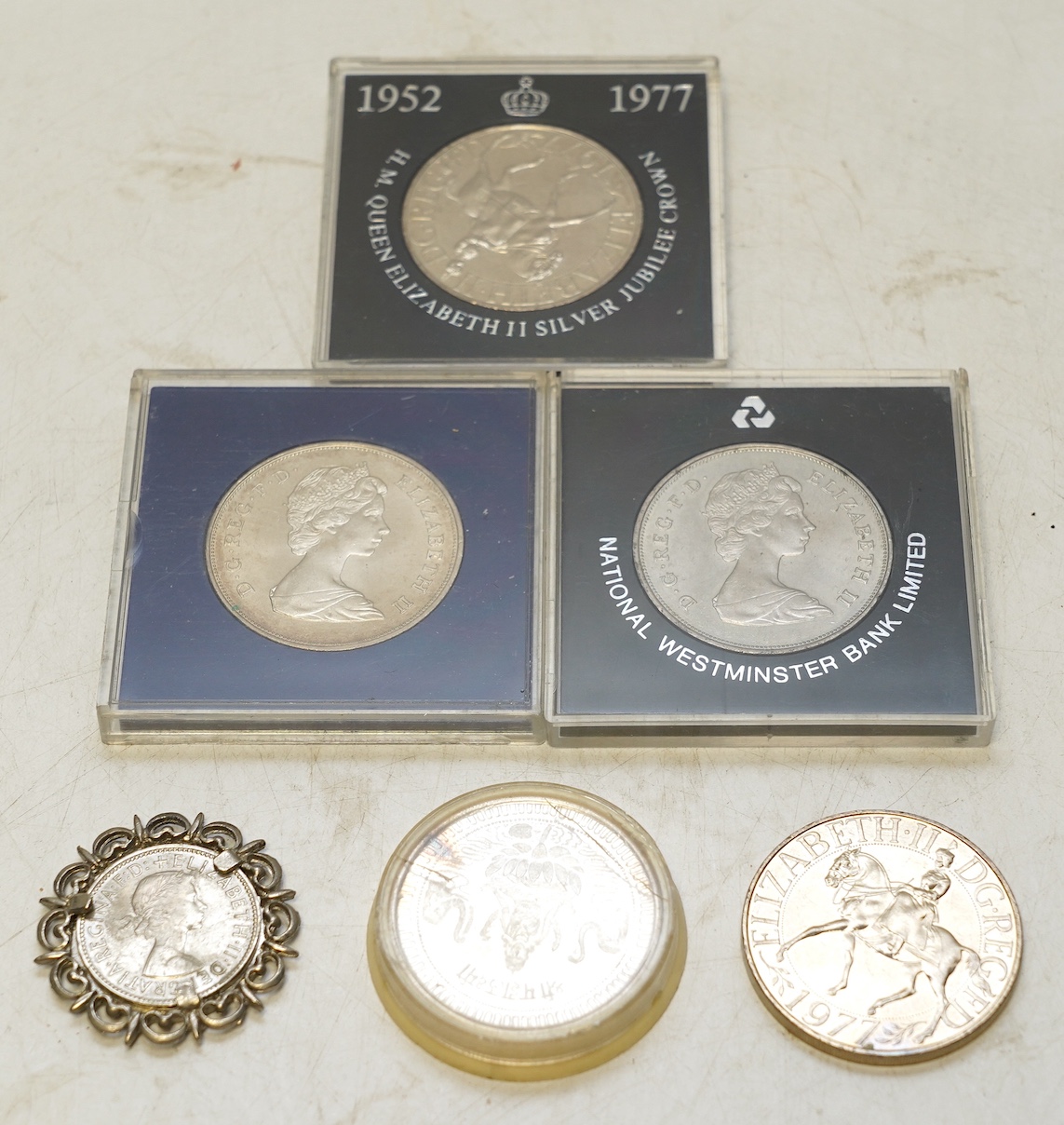 A quantity of assorted coins, including commemorative crowns, etc. Condition - fair to good